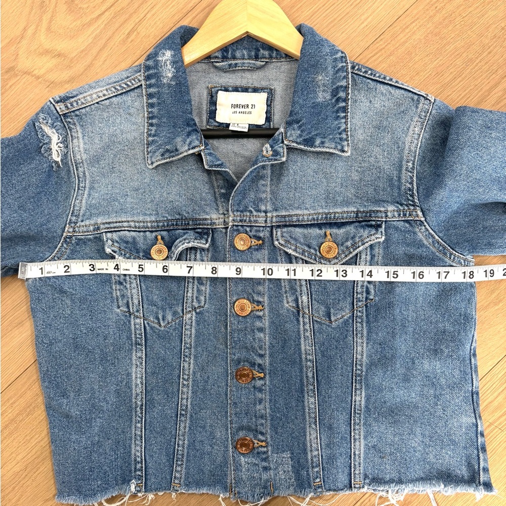 Forever 21 Distressed Cropped Denim Jacket Raw Hem Size S - Picture 8 of 10